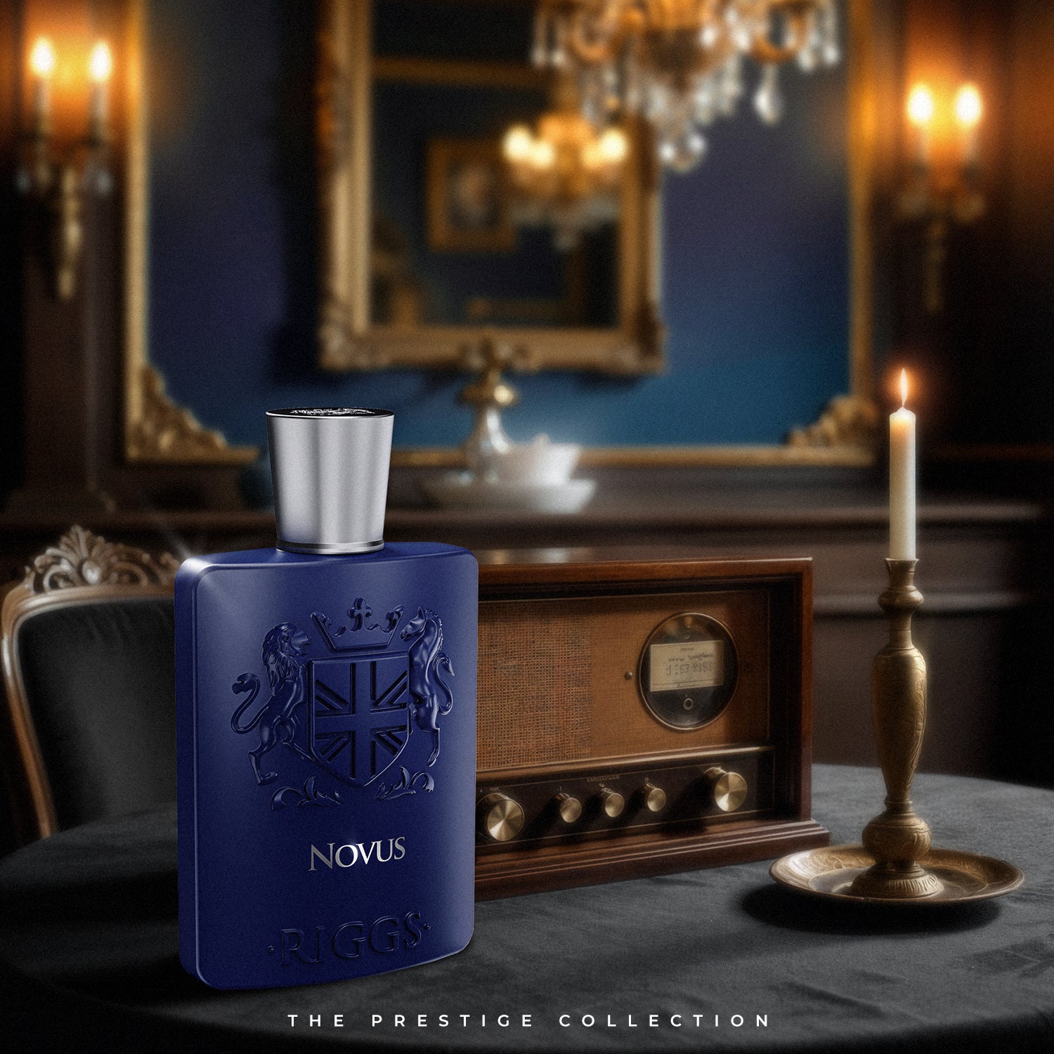 Riggs London Novus Flakon mit Wohnzimmer Hintergrund und Unterschrift "The Prestige Collection"