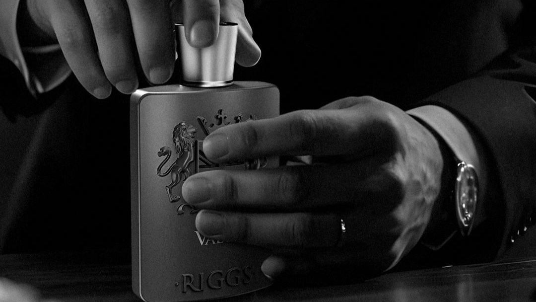 Riggs Parfum wird in den Händen gehalten