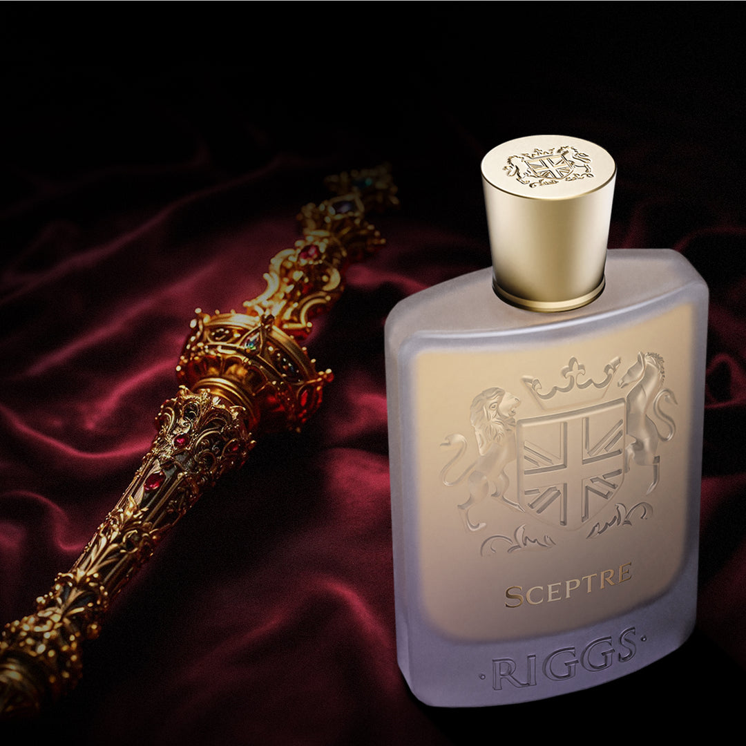 Sceptre Flakon mit Zepter und rotem Tuch im Hintergrund